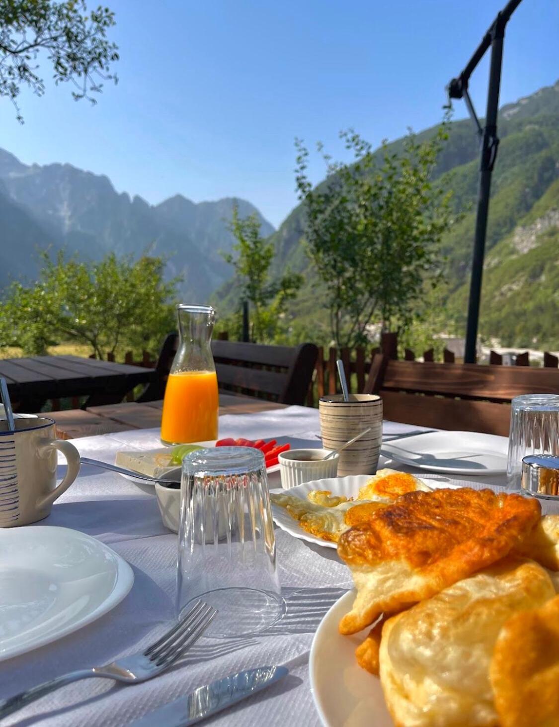 Bujtina Pllumi Theth Bed & Breakfast Bagian luar foto