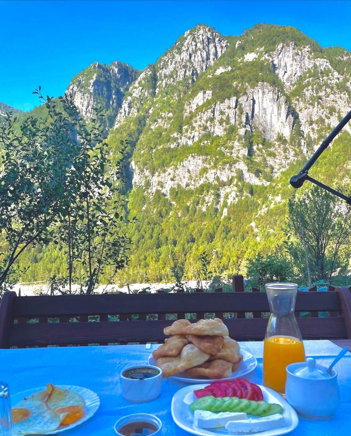 Bujtina Pllumi Theth Bed & Breakfast Bagian luar foto